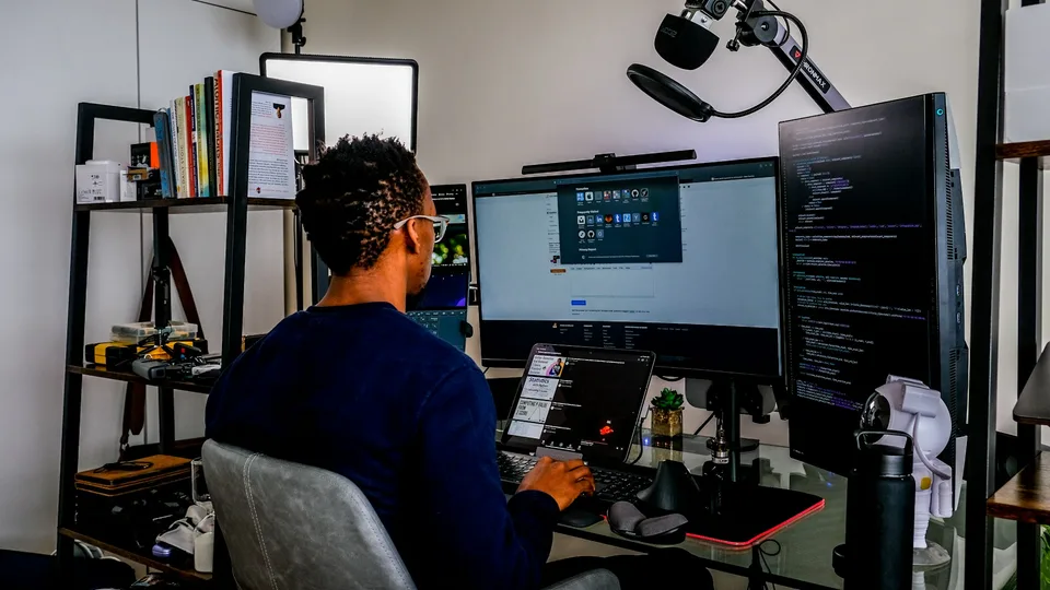 Ein Entwickler arbeitet an einem Computer.