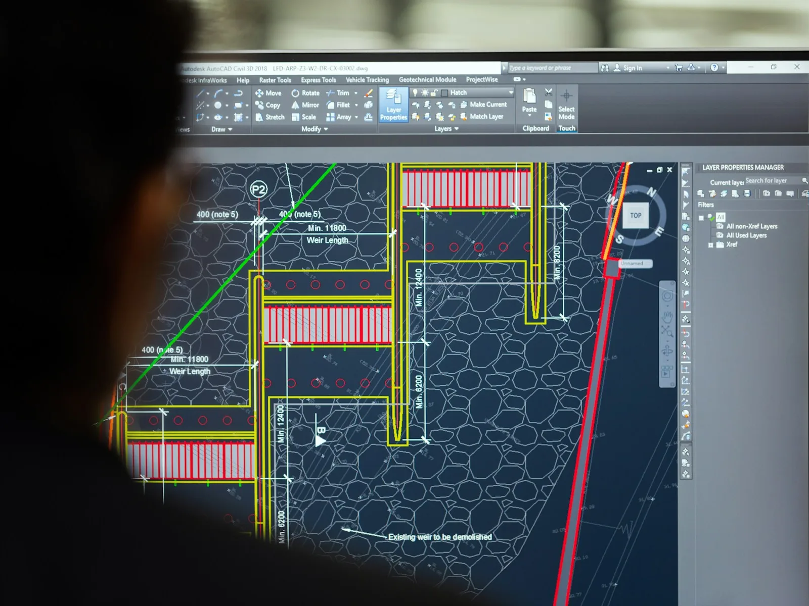 Bildschirm einer CAD-Anwendung mit technischen Formen, Maßen und Werkzeugen.