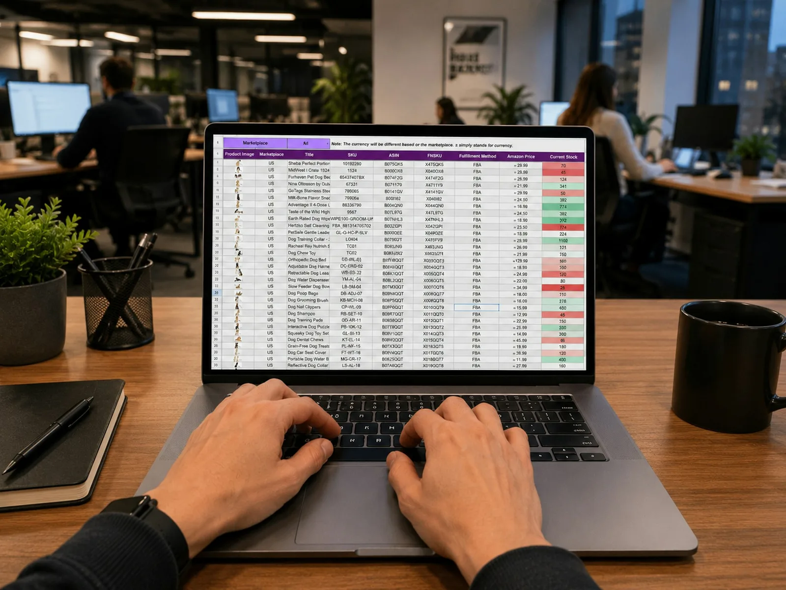 Laptop mit einer umfangreichen Datentabelle und farblich markierten Spalten.