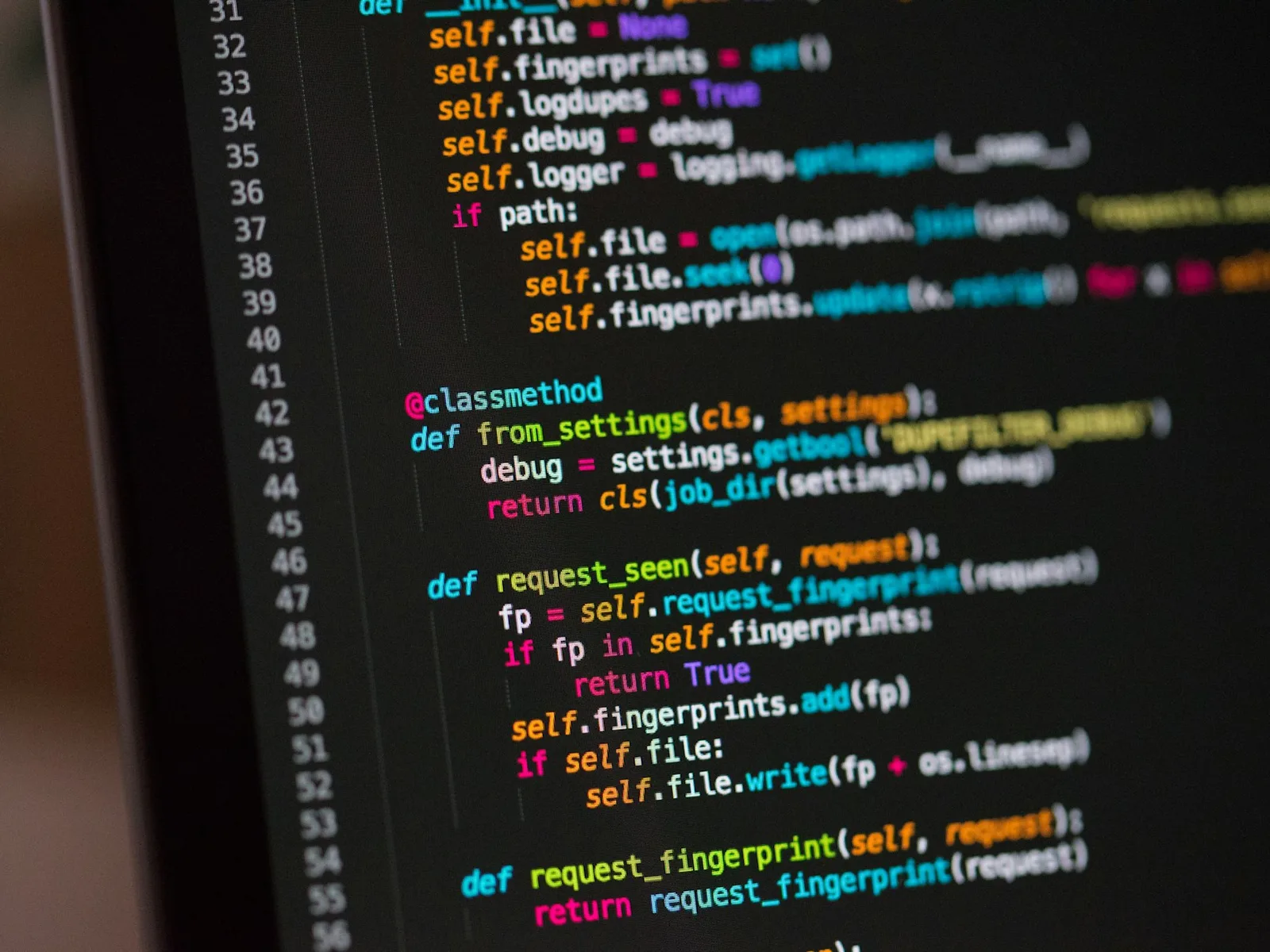 Nahaufnahme von Python-Quellcode mit Funktionen und Fehlerbehandlung.