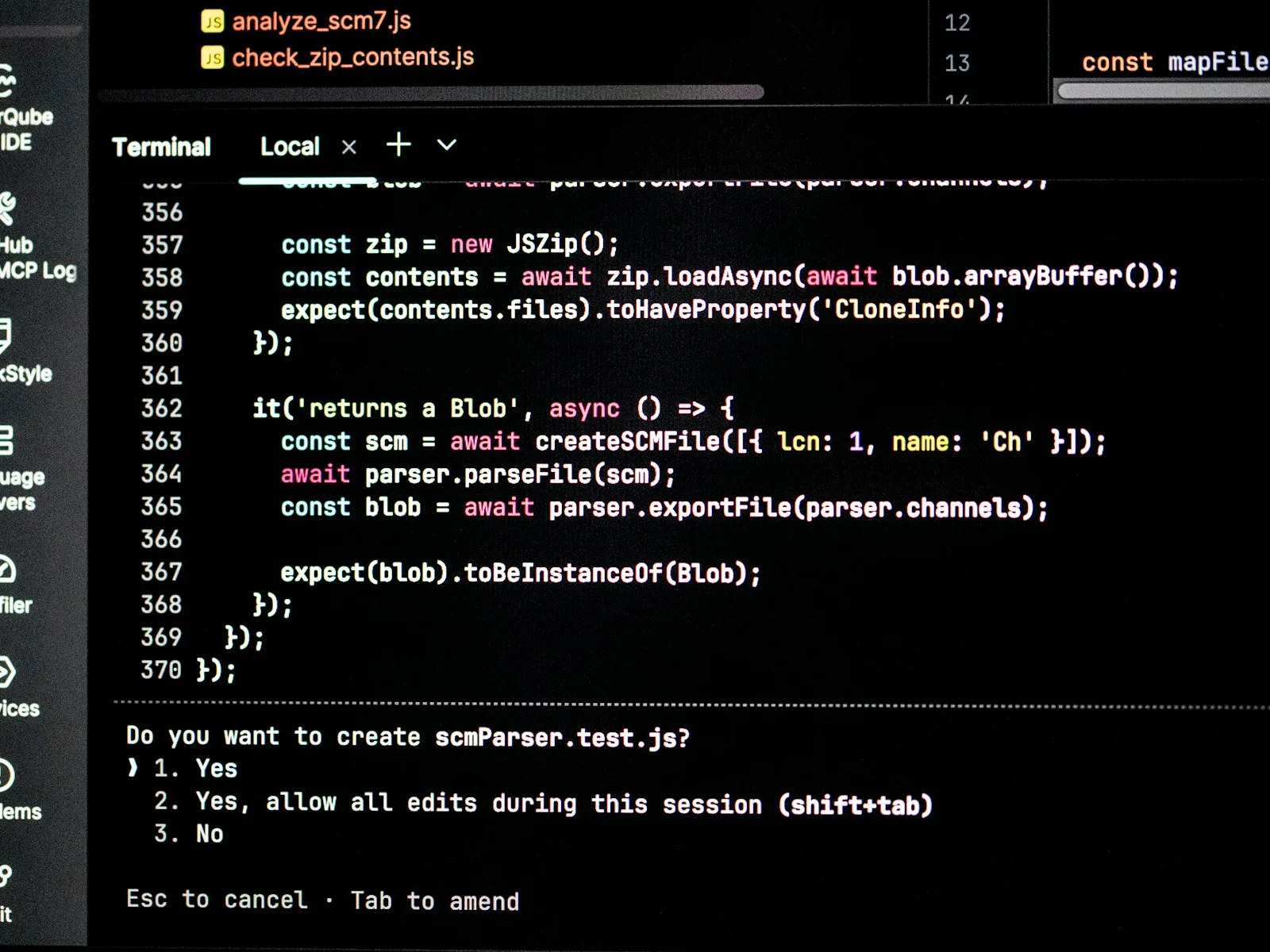 Codeeditor mit serverseitigem JavaScript und Terminalausgaben.
