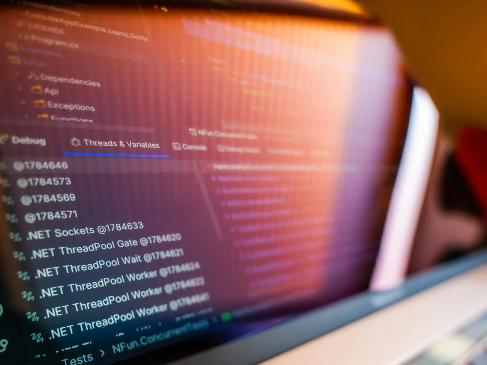 Nahaufnahme eines Debuggers mit technischen Messwerten und Programmdaten.