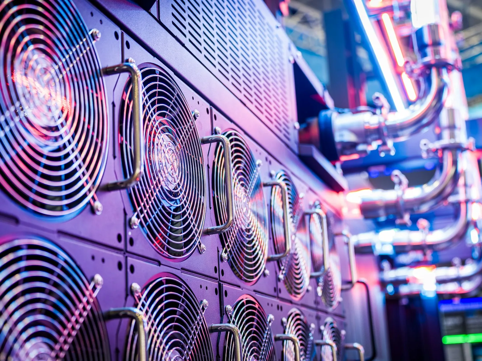 Nahaufnahme der Kühlung und technischen Bauteile einer Serveranlage.