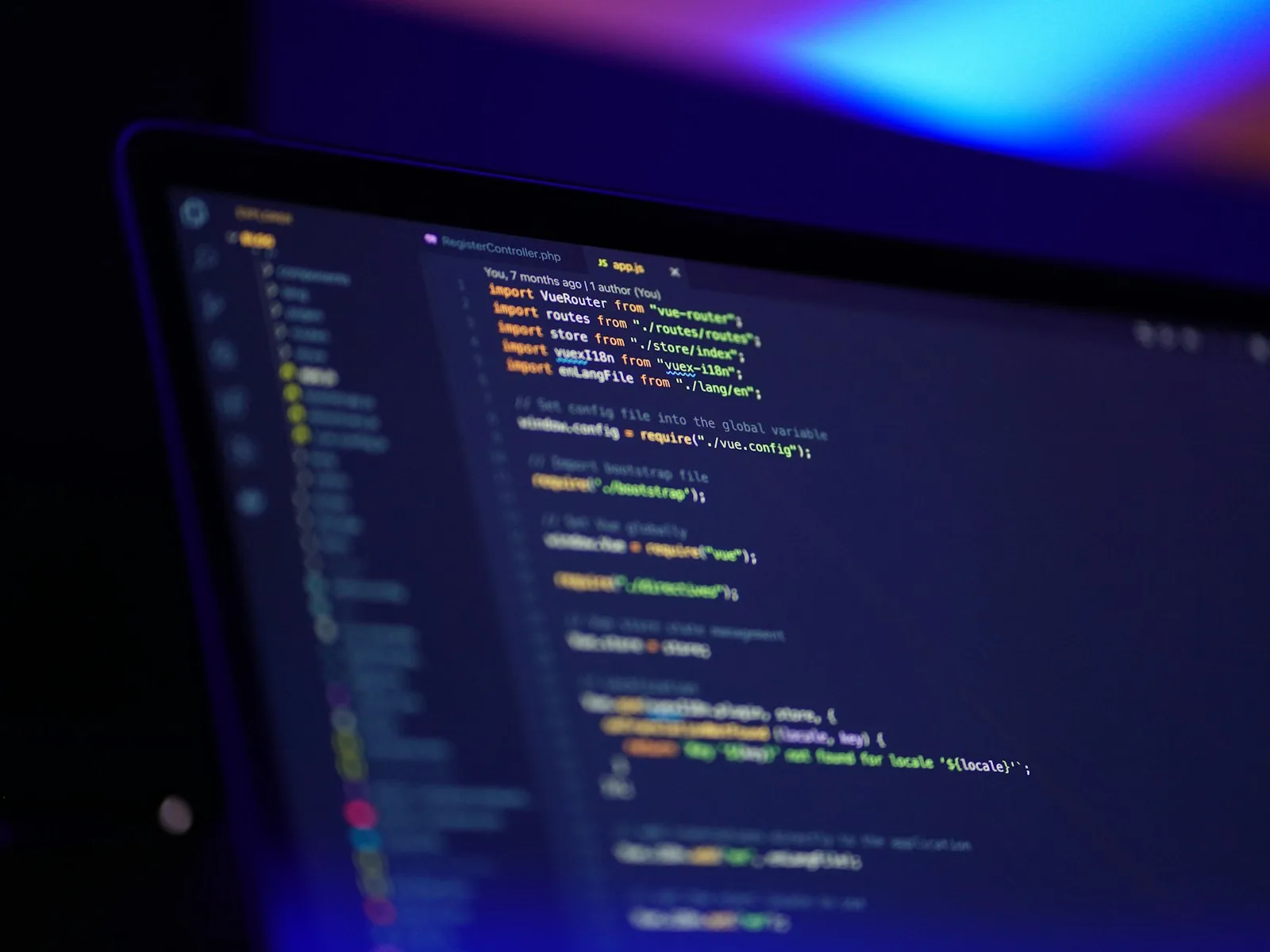 Quellcode einer Anwendung mit farblich hervorgehobenen Anweisungen.