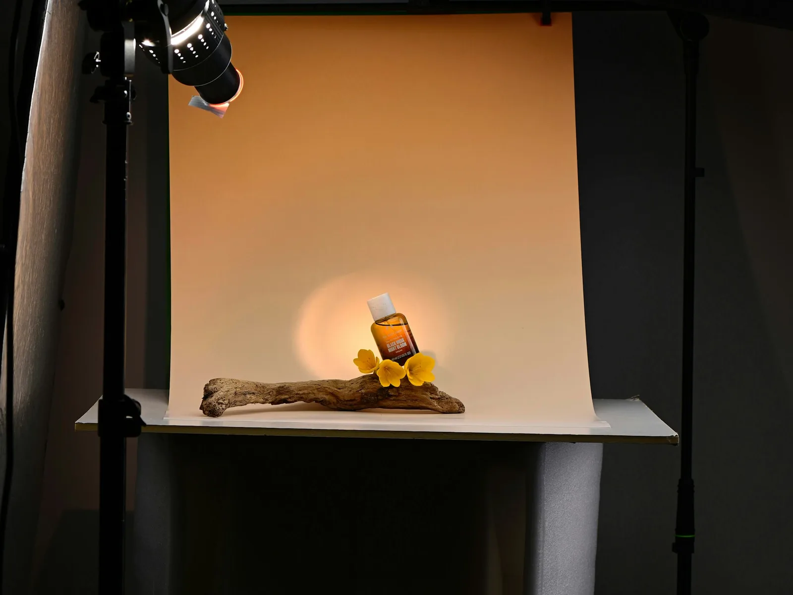 Studioaufbau mit einem beleuchteten Produkt und sorgfältig platzierten Materialien.
