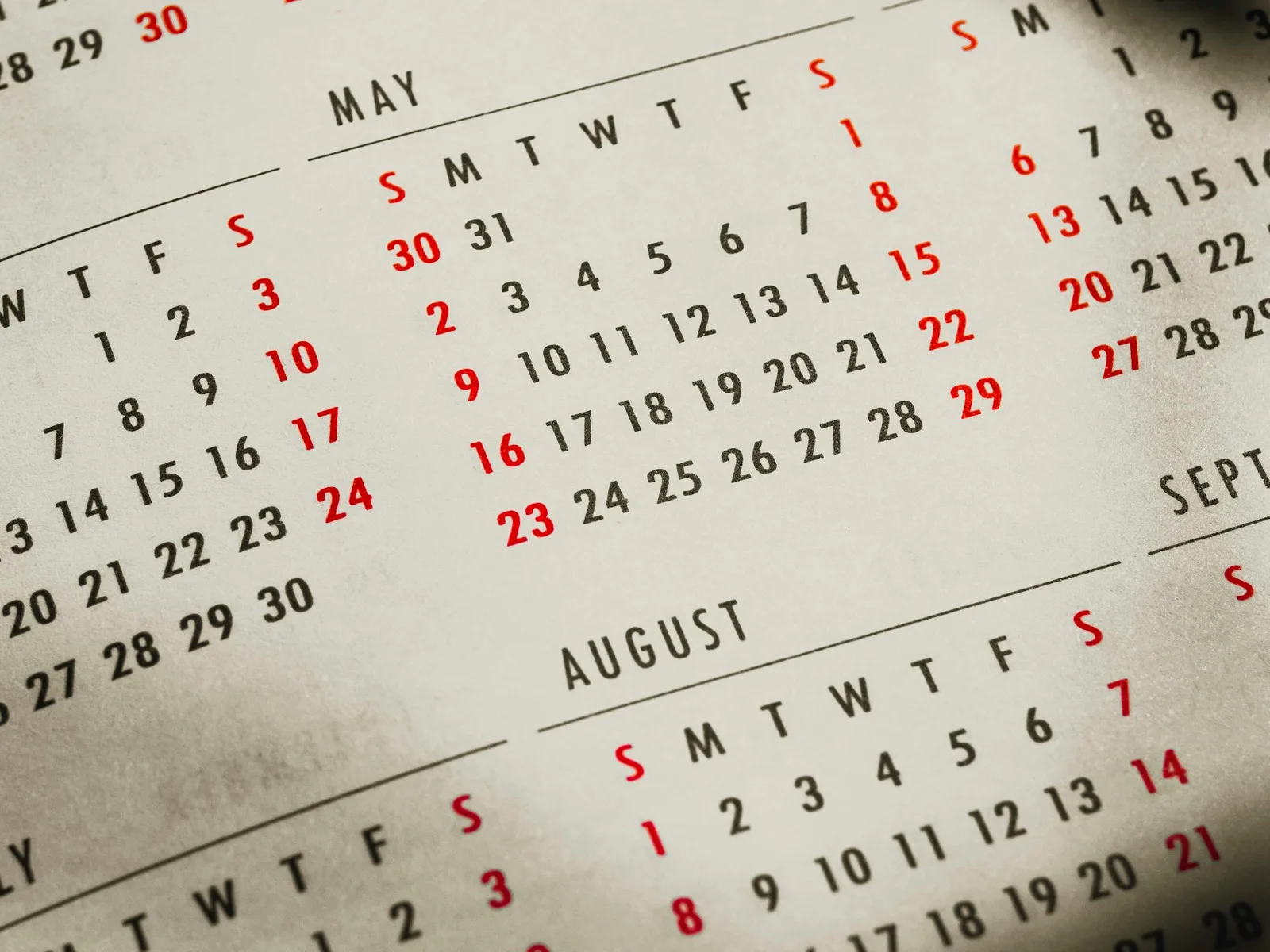 Gedruckter Kalender mit mehreren Monatsübersichten.