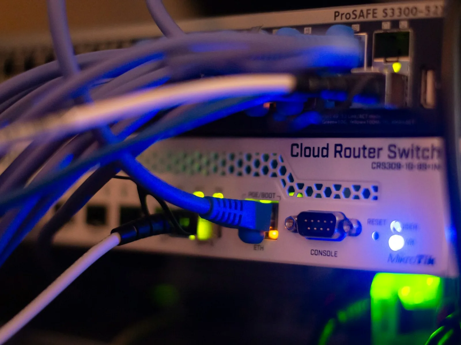 Netzwerkgerät mit mehreren angeschlossenen Leitungen für den Datenaustausch.