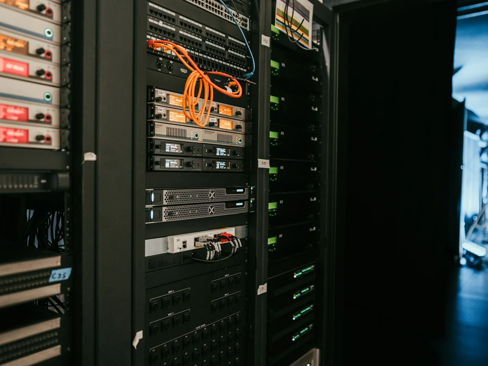 Geöffnetes Serverrack mit mehreren Einschüben und Netzwerkkabeln.
