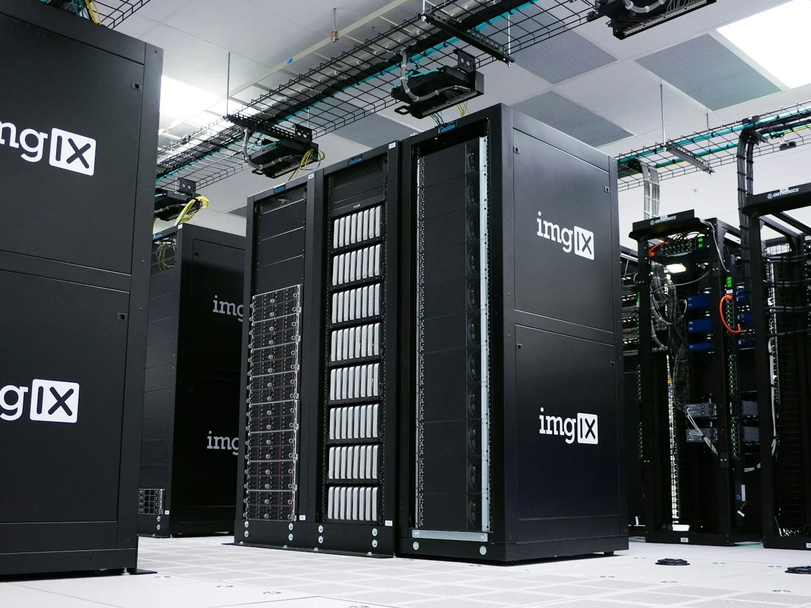 Serverracks und geordnete technische Anlagen in einem Rechenzentrum.