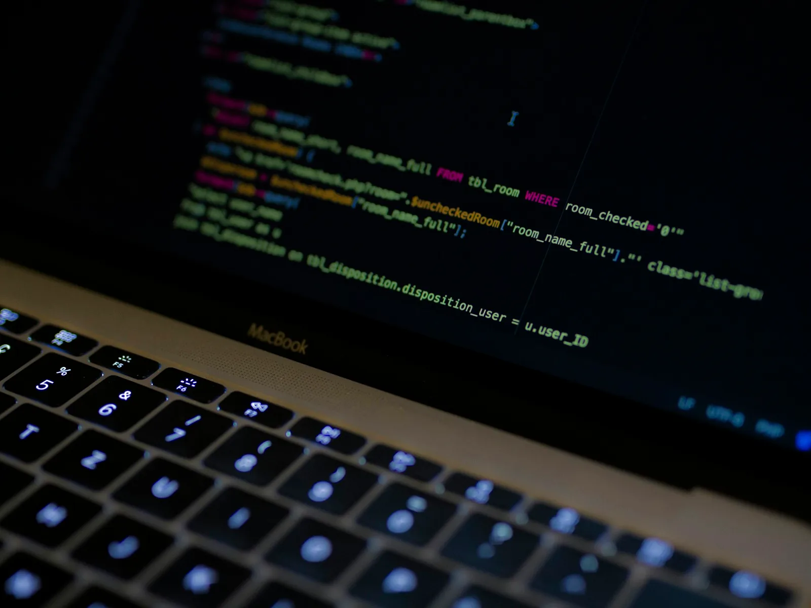 Laptop zeigt Quellcode zum Bearbeiten von Daten und Anwendungsfunktionen.