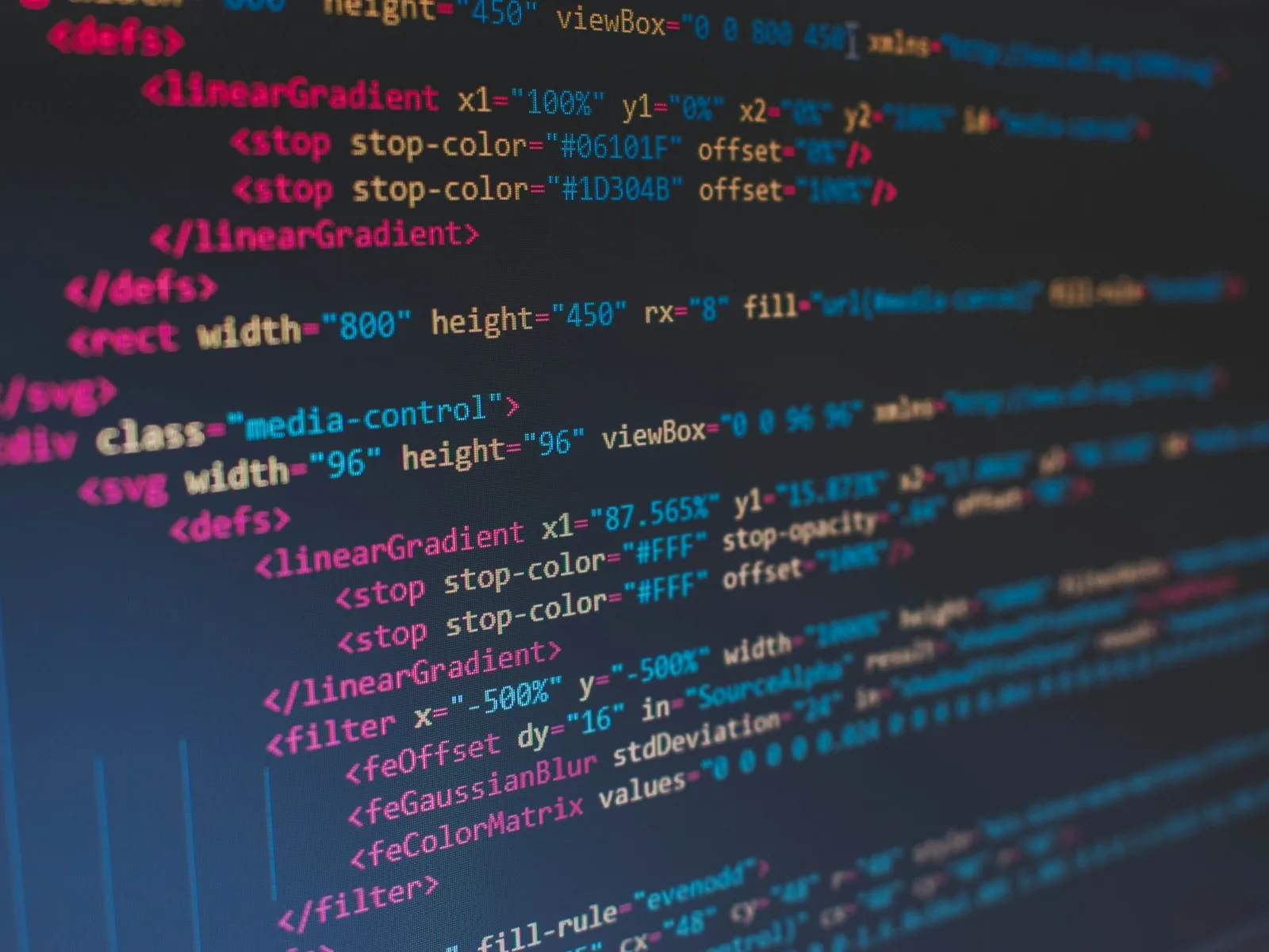 Nahaufnahme von strukturiertem HTML- und SVG-Quellcode auf einem Bildschirm.
