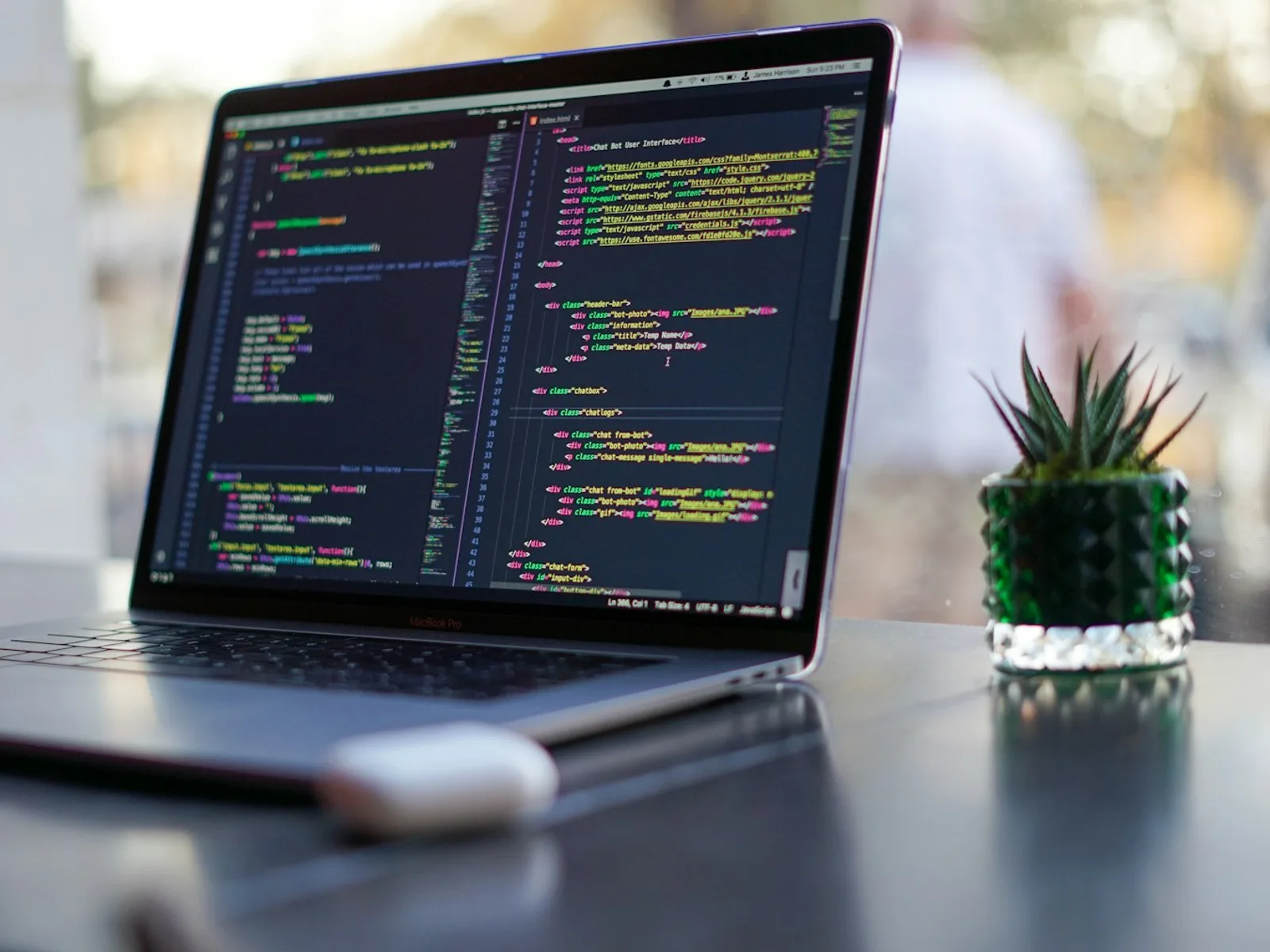 Laptop mit einem Codeeditor und mehreren geöffneten Projektdateien.