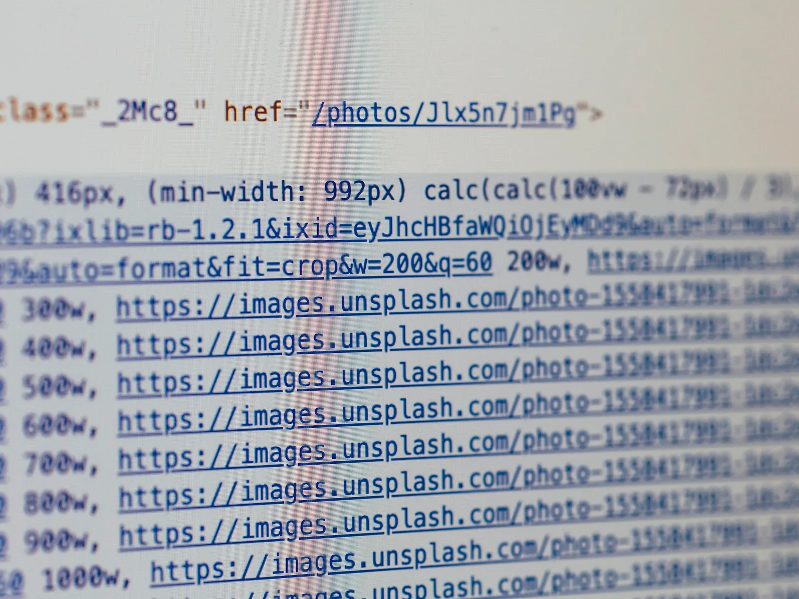HTML-Quellcode mit Bildadressen und Angaben für unterschiedliche Bildschirmbreiten.