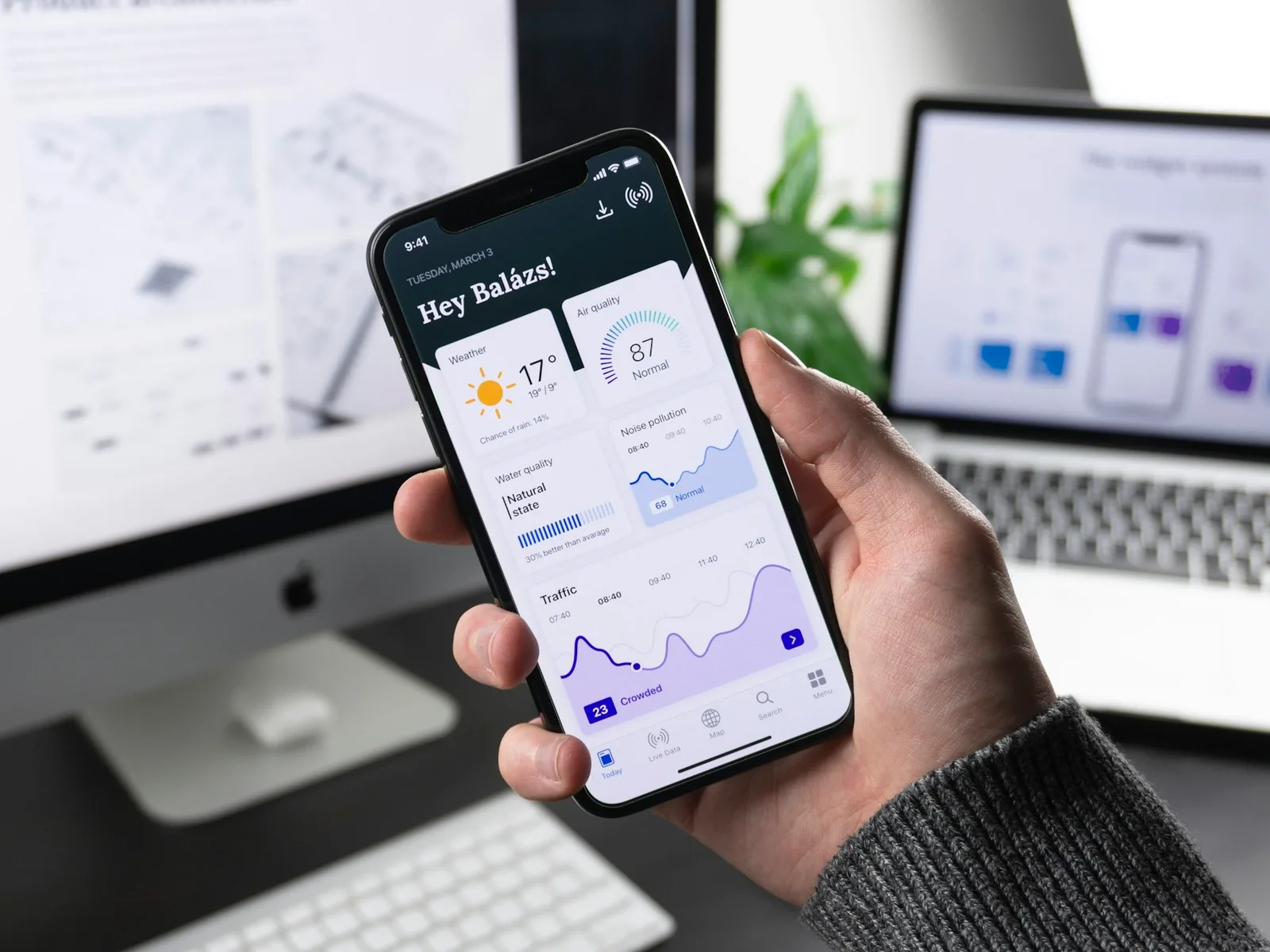 Hand bedient eine Smartphone-Oberfläche mit verschiedenen Informationskarten.