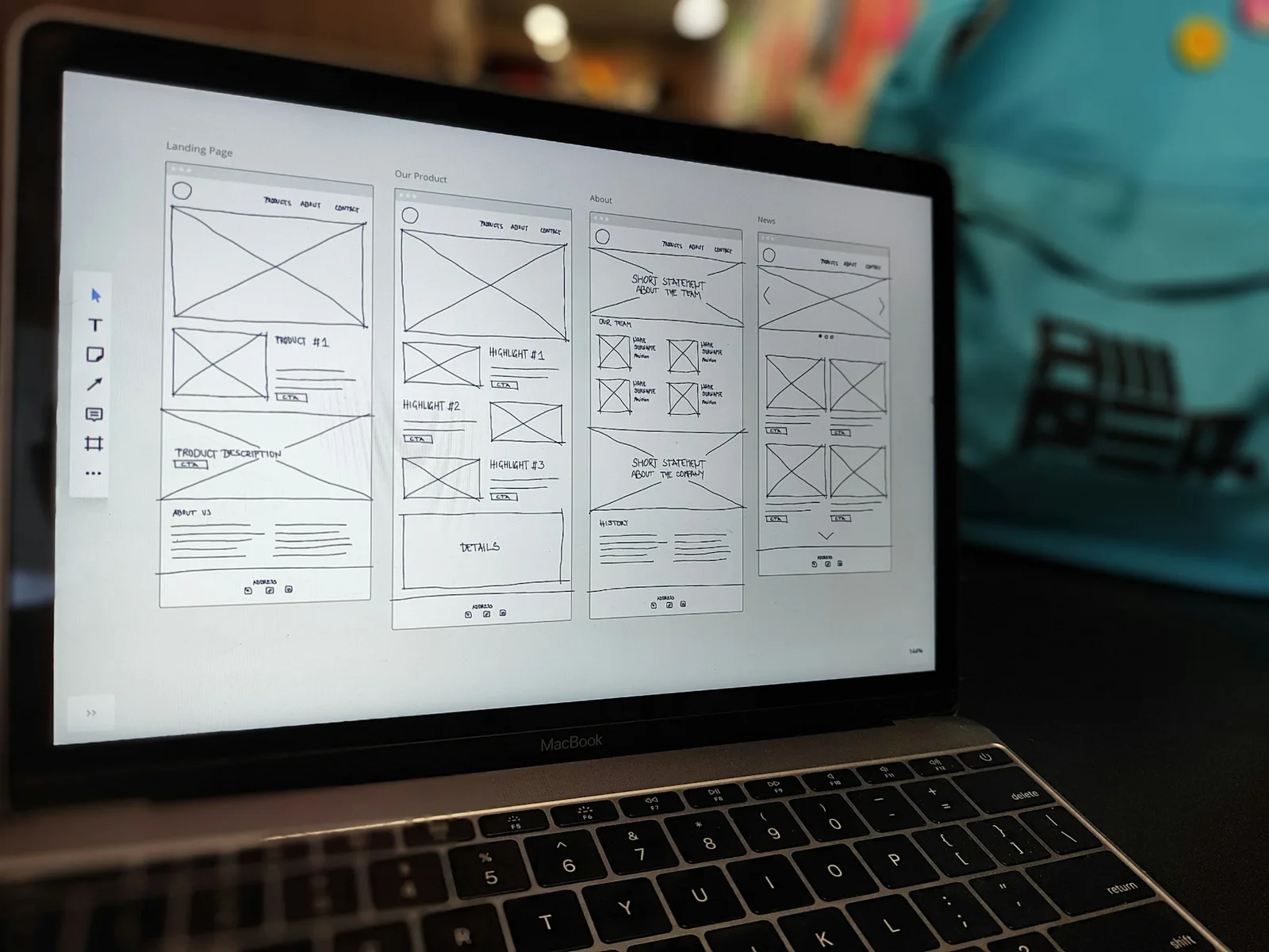 Laptop zeigt mehrere Wireframes mit Formularen und gegliederten Inhaltsbereichen.