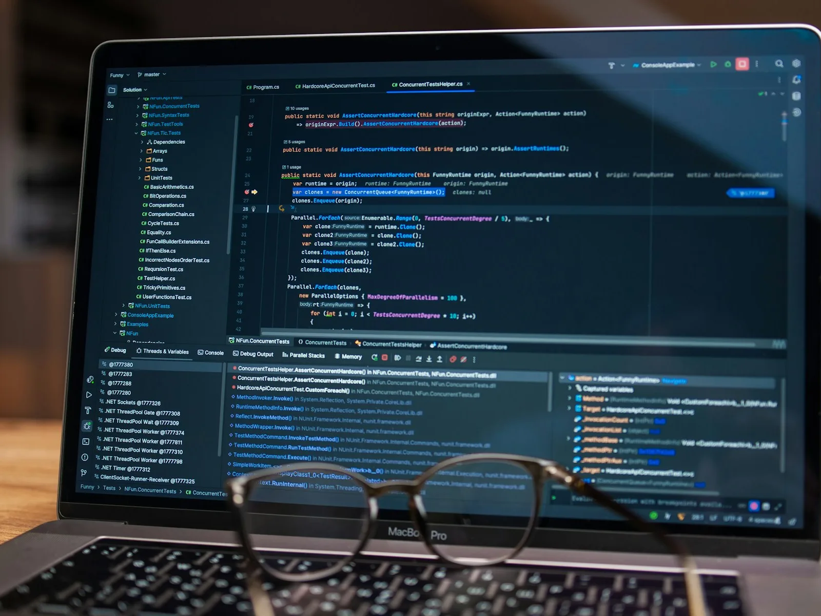 Nahaufnahme eines Codeeditors und technischer Ausgaben auf einem Laptopbildschirm.