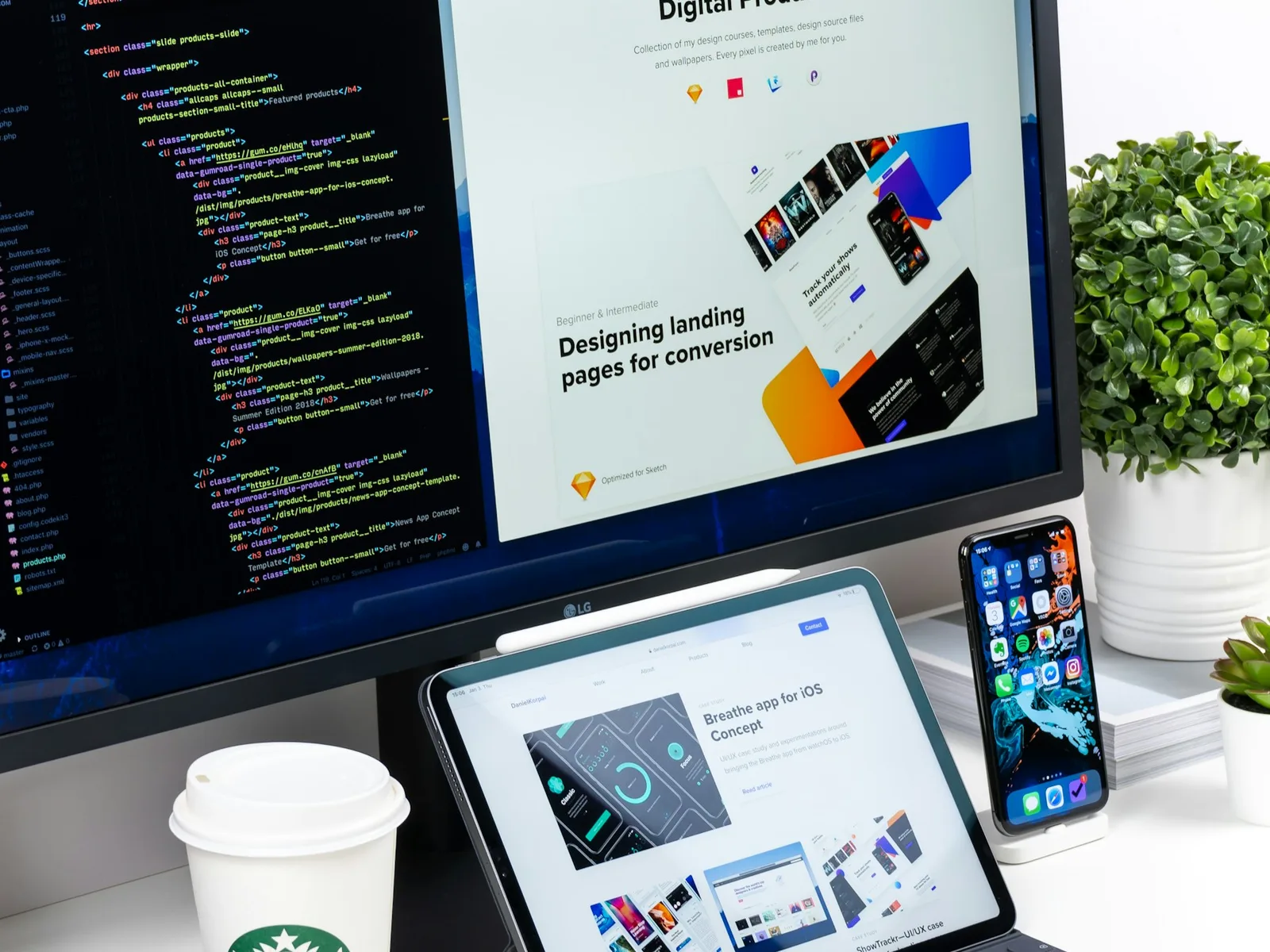 Mehrere Bildschirme mit Website-Entwürfen und unterschiedlichen Seitenaufbauten.