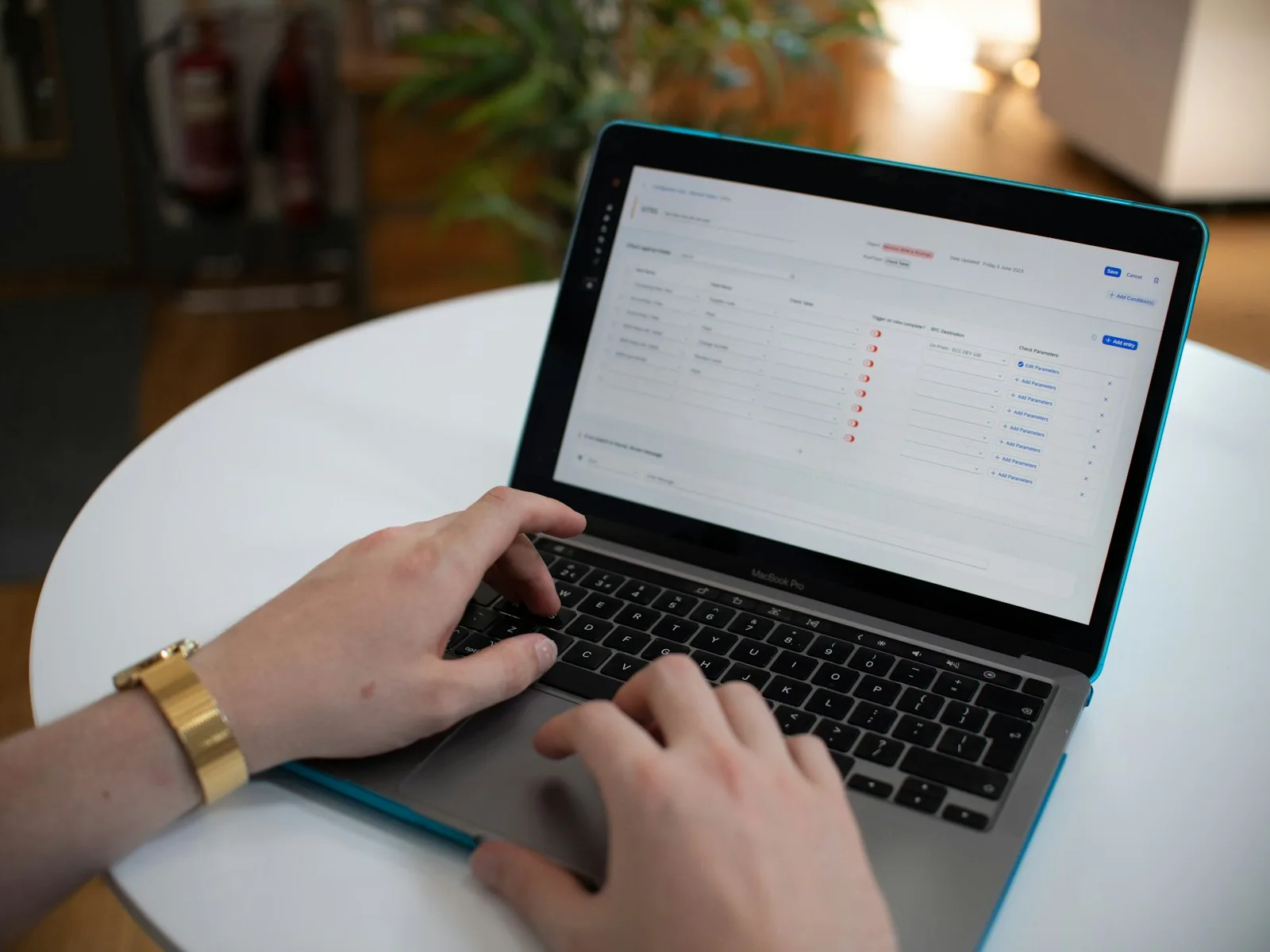 Hände bearbeiten eine Datentabelle auf einem Laptop.