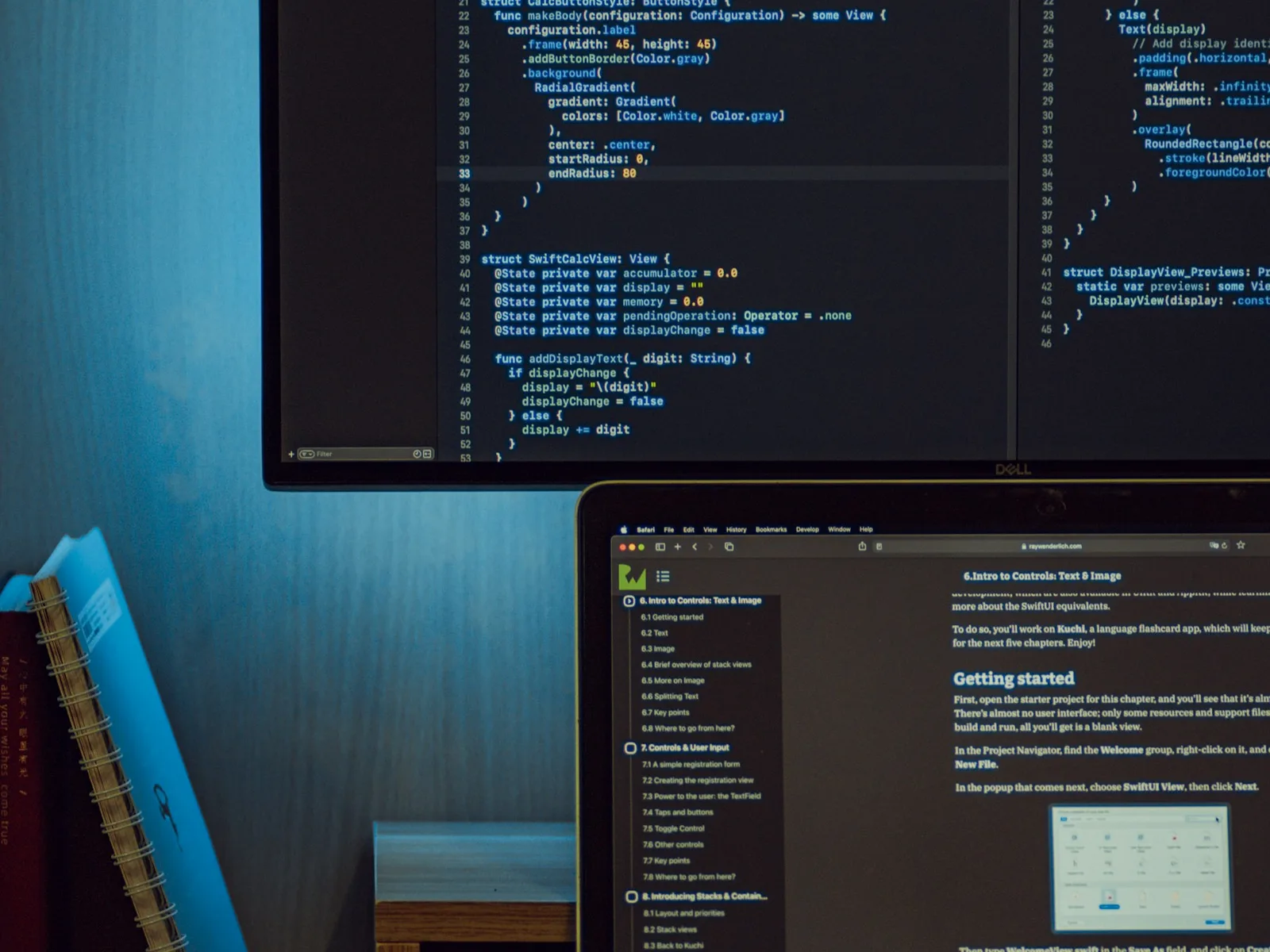 Arbeitsplatz mit Quellcode und Dokumentation auf mehreren Bildschirmen.