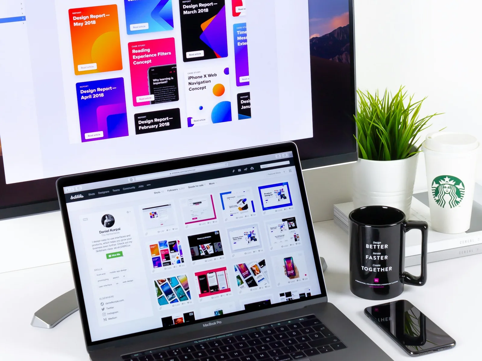 Arbeitsplatz mit mehreren Website- und Interface-Entwürfen auf zwei Bildschirmen.