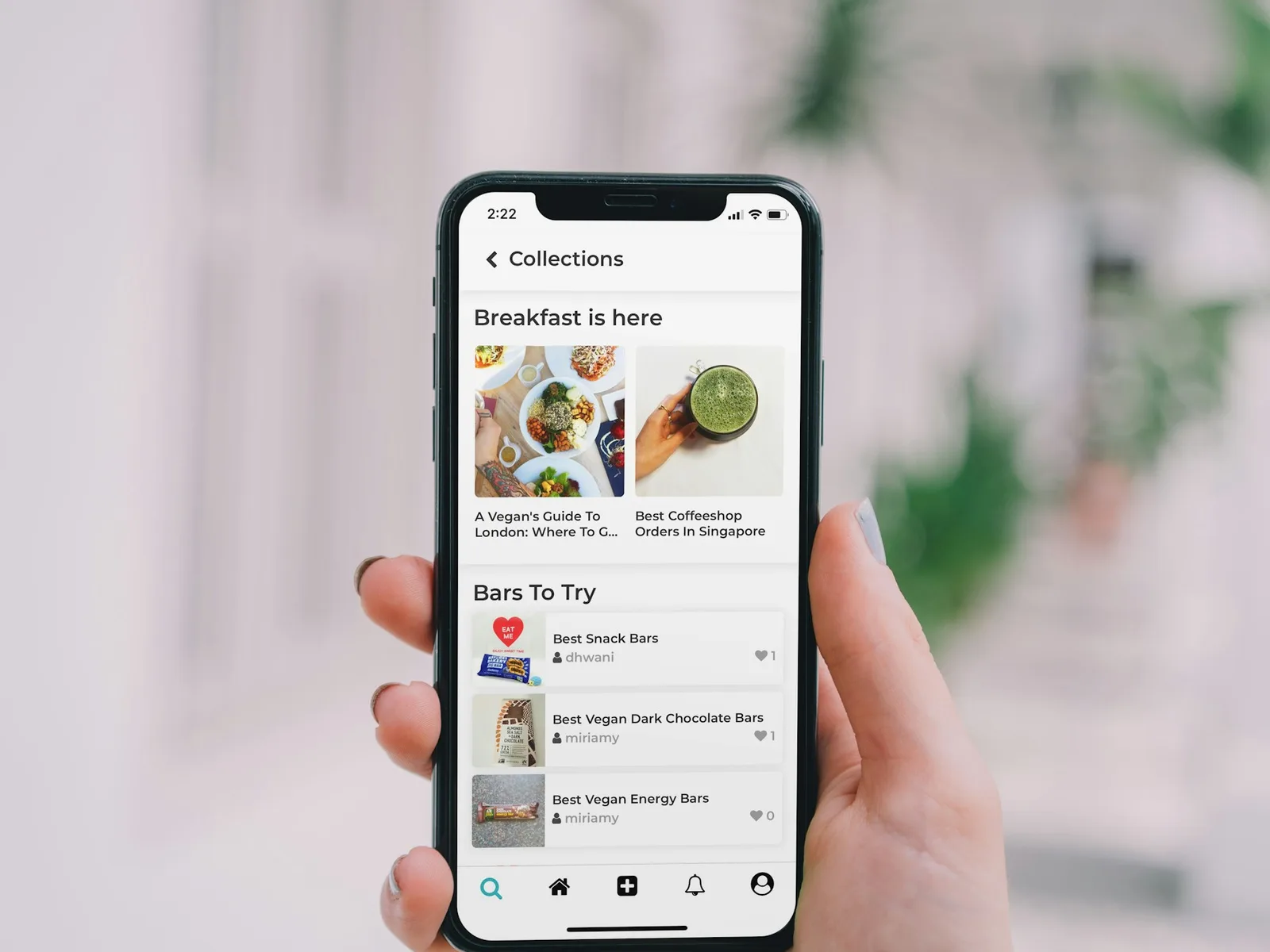 Hand bedient eine Smartphone-App mit Produktkarten, Bildern und Navigation.