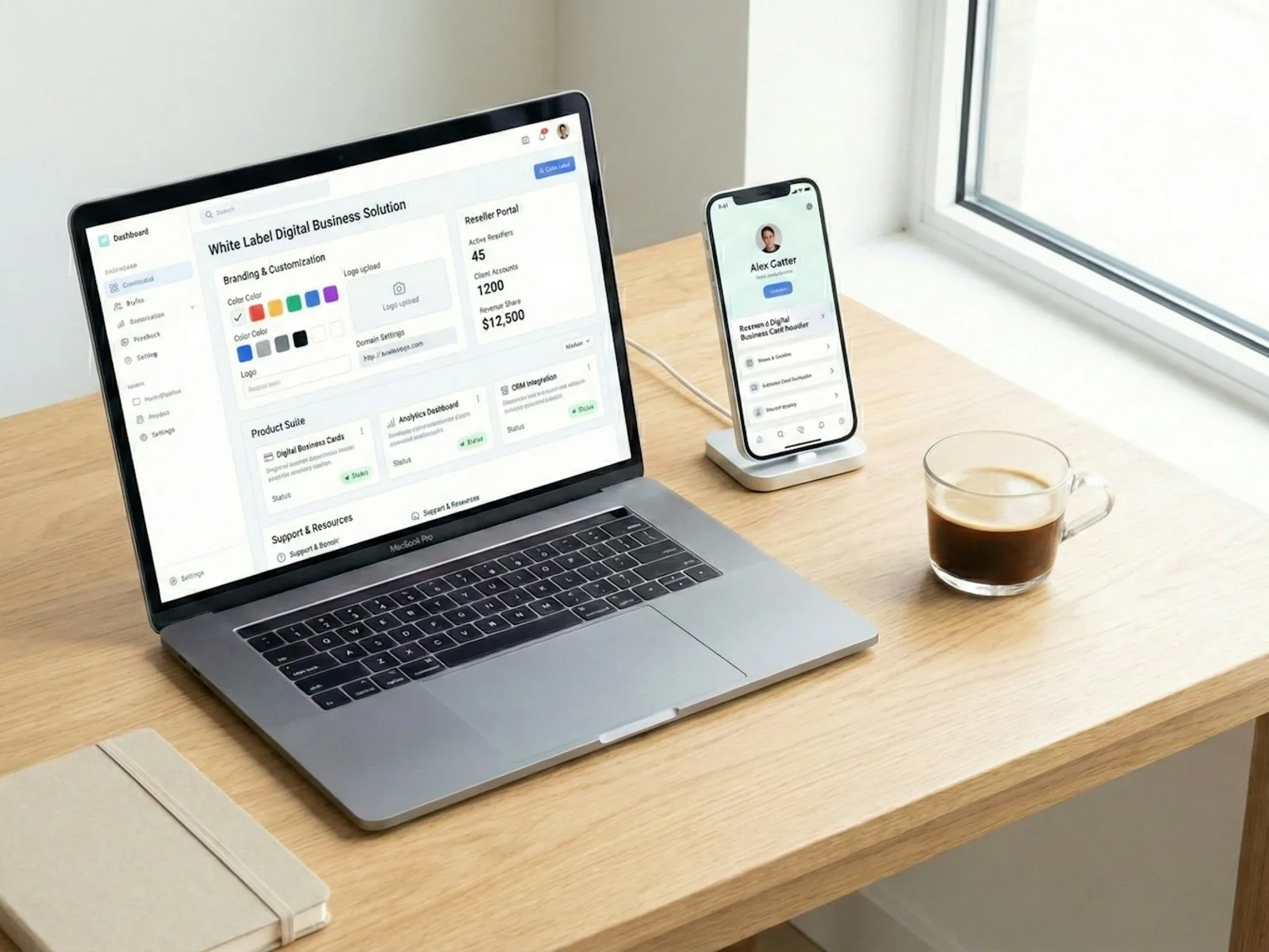 Laptop und Smartphone zeigen unterschiedliche digitale Oberflächen nebeneinander.