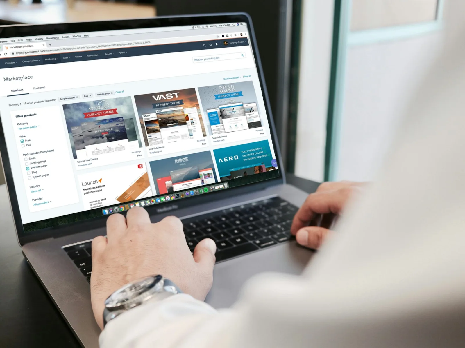 Laptop mit einer Produktübersicht und unterschiedlichen Angeboten eines Onlineshops.