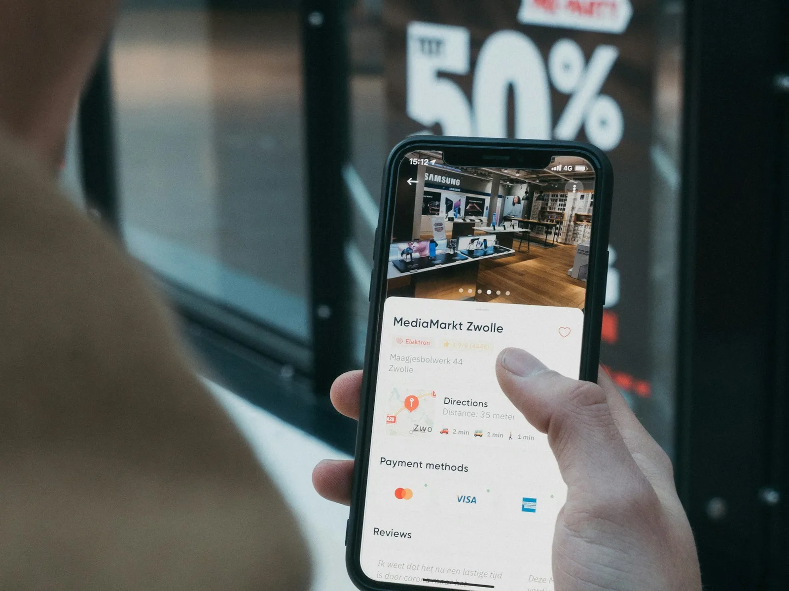 Smartphone zeigt eine Produkt- und Angebotsansicht einer mobilen Shopping-Anwendung.