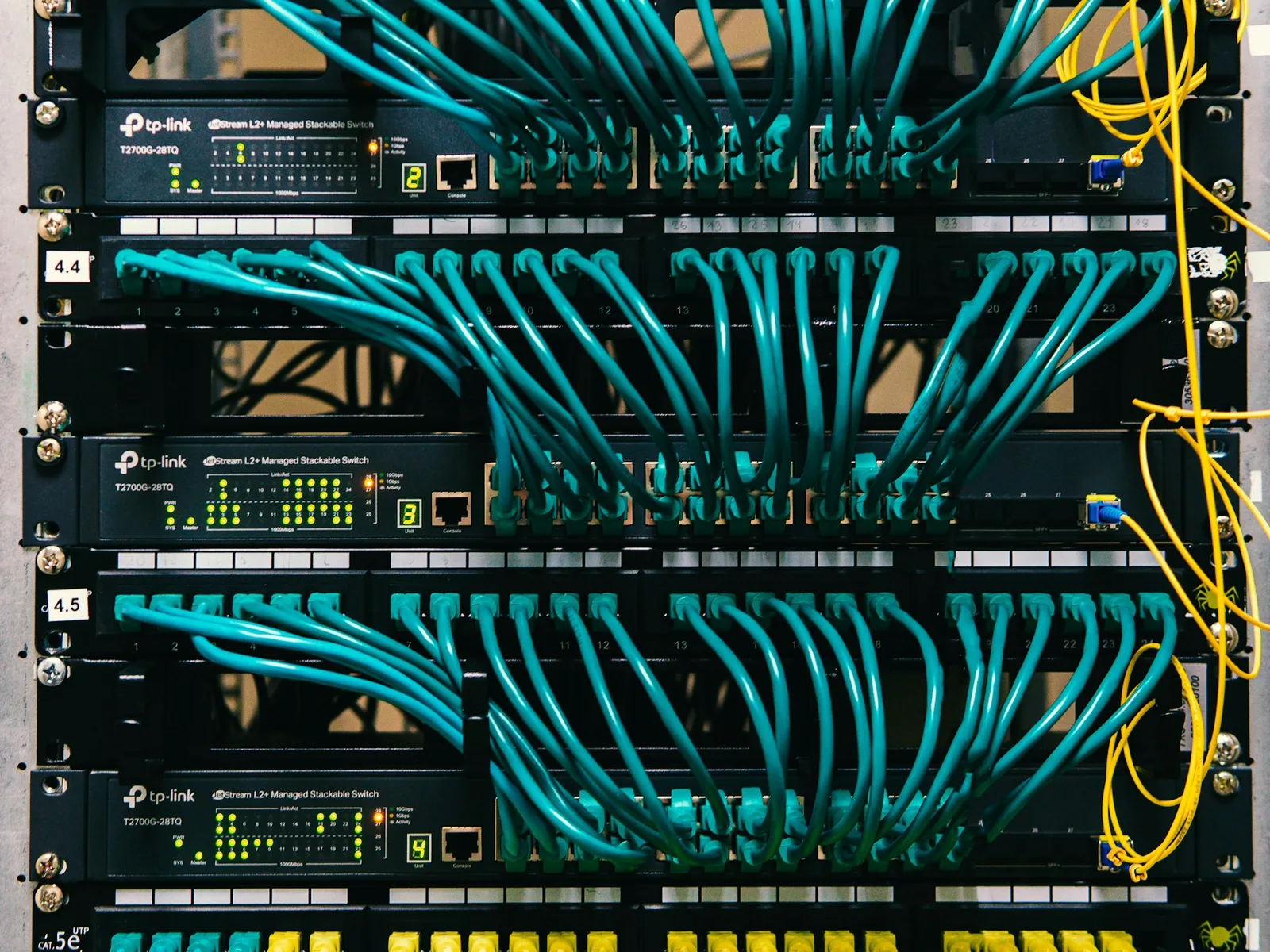 Serveranschlüsse mit geordneten Netzwerkleitungen und Statusanzeigen.