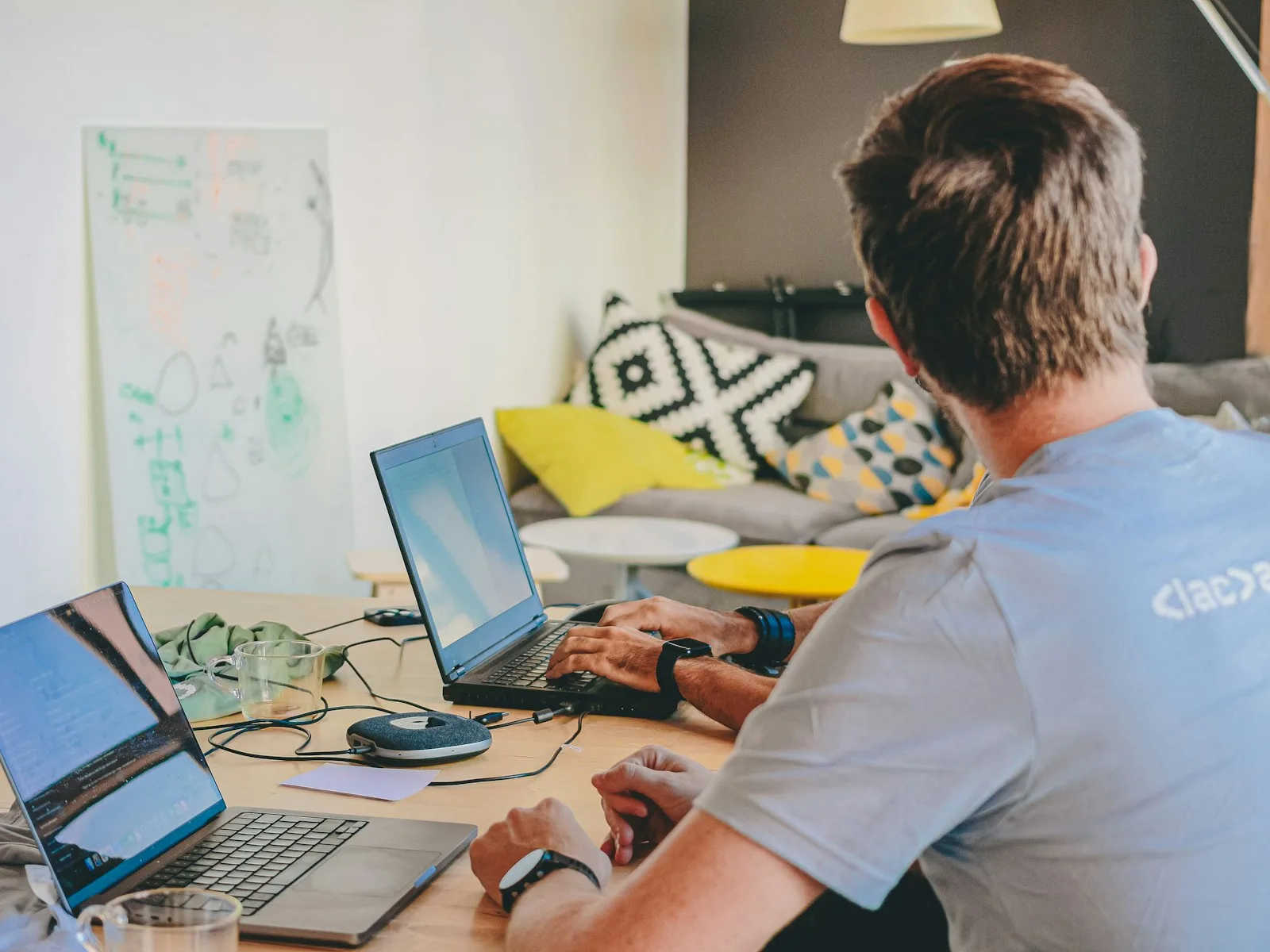 Zwei Personen arbeiten gemeinsam an geöffneten Laptops und besprechen die Umsetzung.