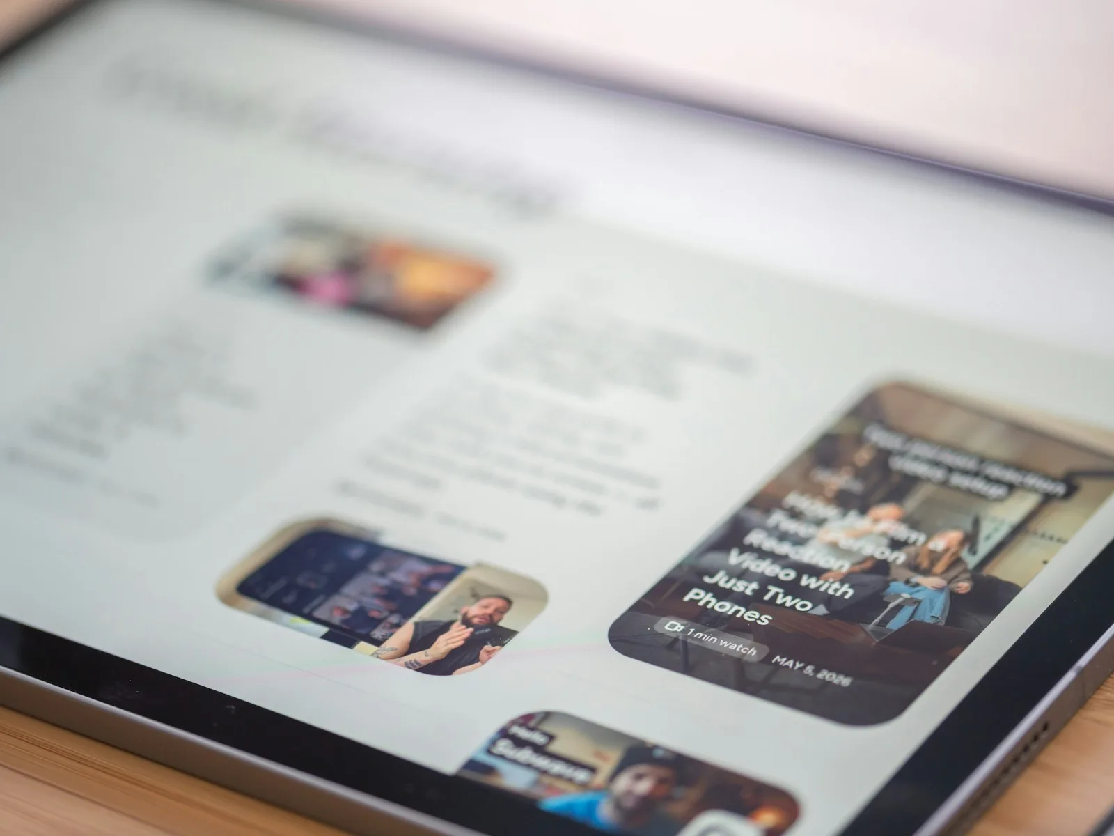 Tablet zeigt eine Website mit gegliederten Inhalten, Bildern und Karten.