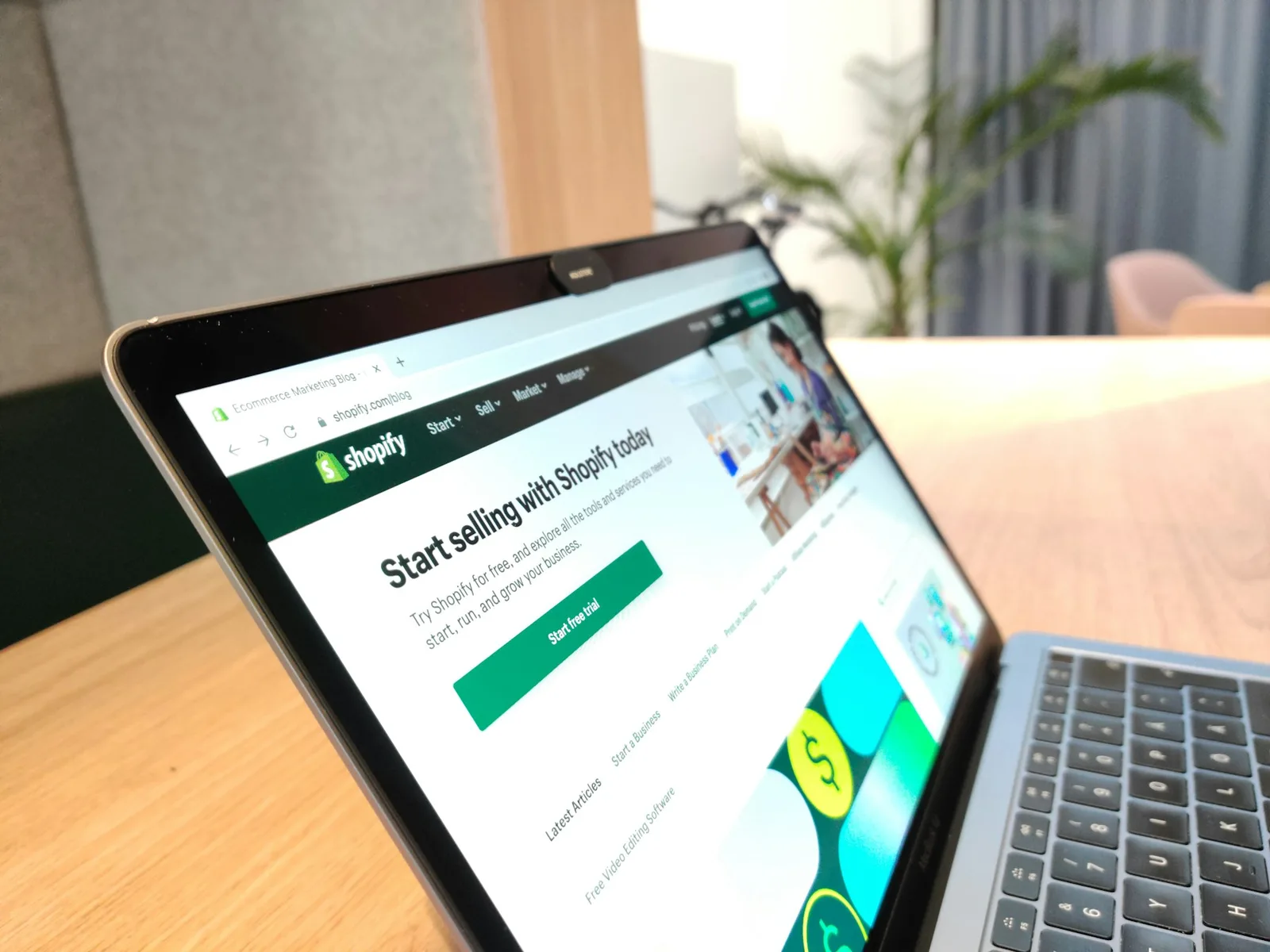 Laptop zeigt eine Website zum Aufbau eines Onlineshops.