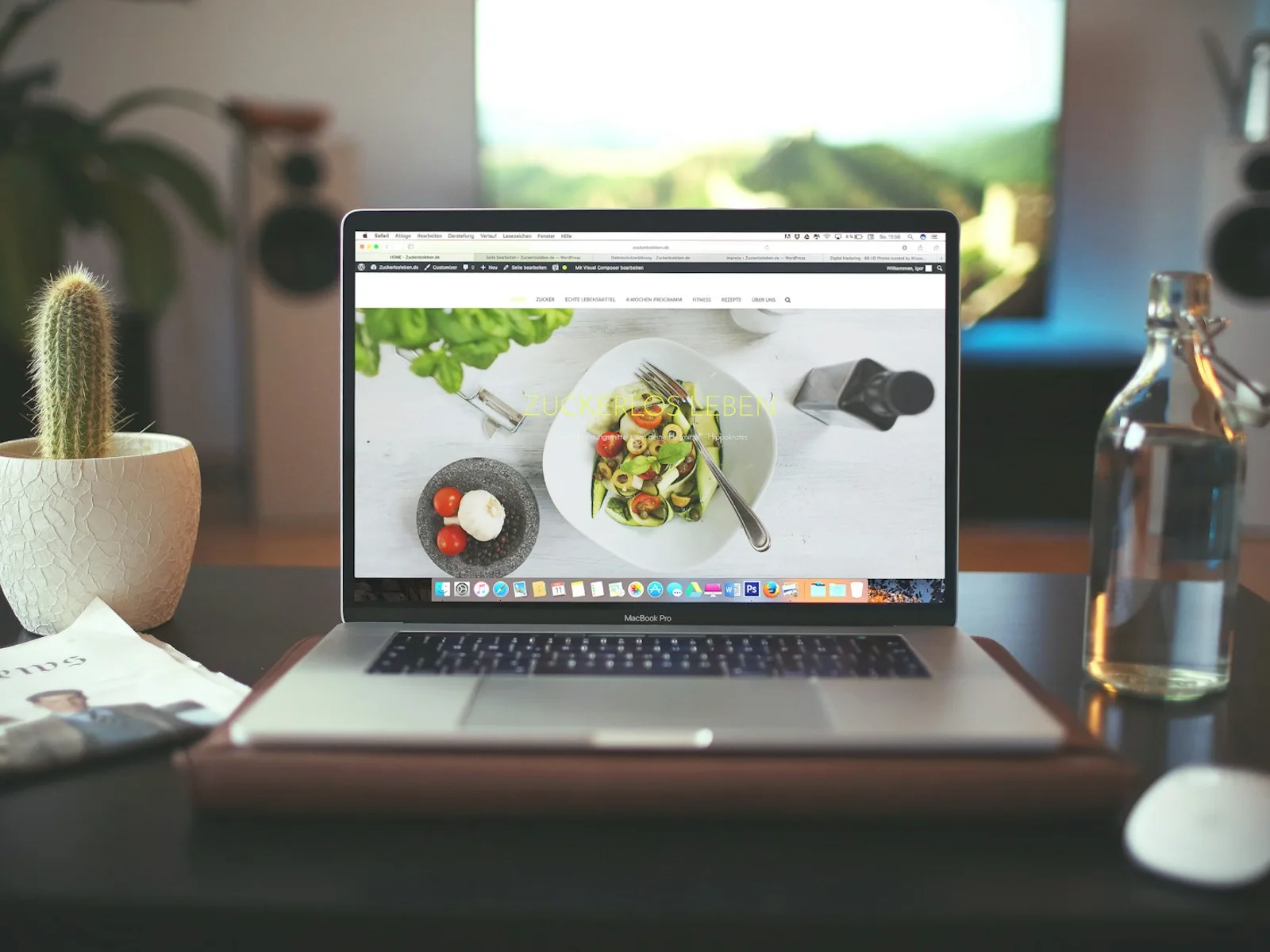 Laptop mit einer Website, die Produkte und Speisen mit großen Bildern präsentiert.