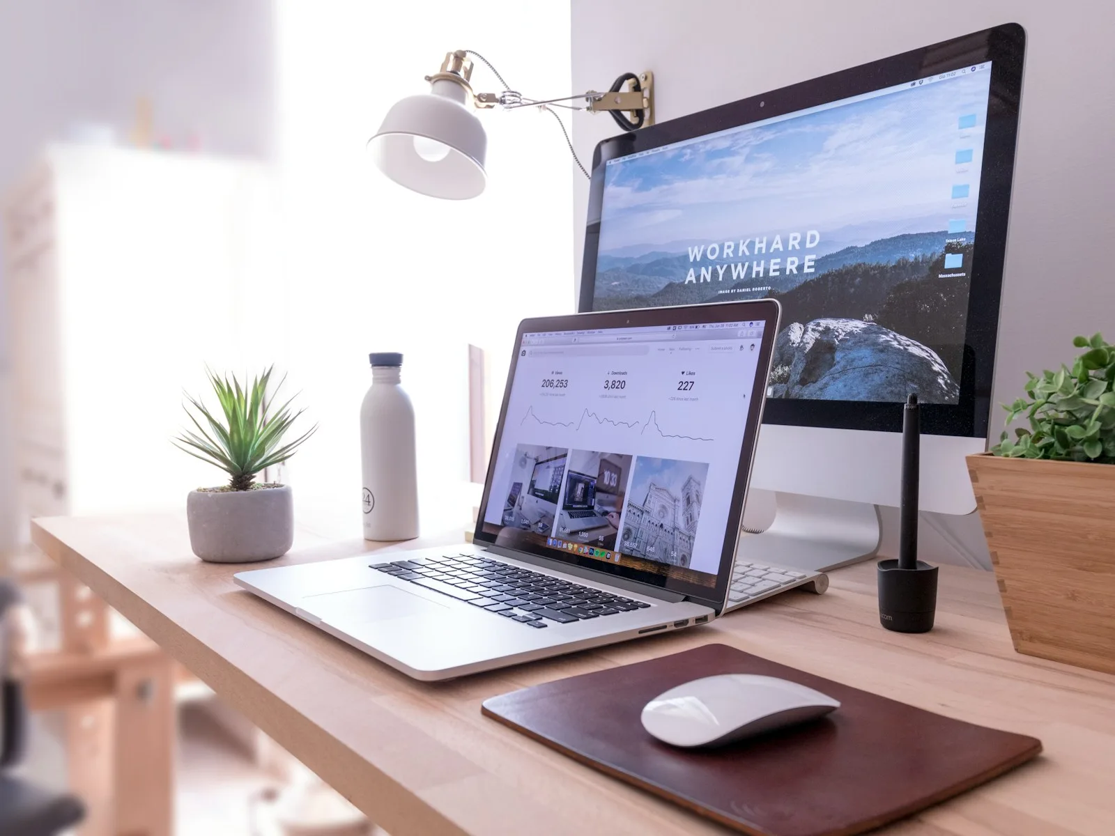 Heller Arbeitsplatz mit Desktop- und Laptopansichten verschiedener Websites.
