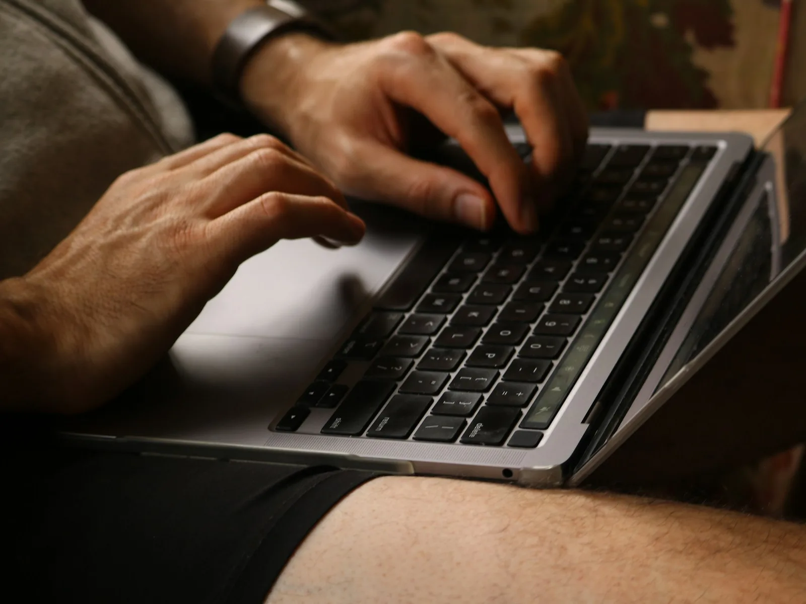 Hände bearbeiten Inhalte mit der Tastatur eines Laptops.